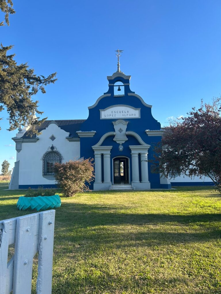La Delfina y su imponente escuela rural